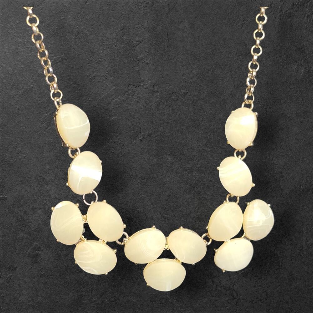 Vintage Cream & Gold Tone Thermoset Acrylic‎ Statement Necklace